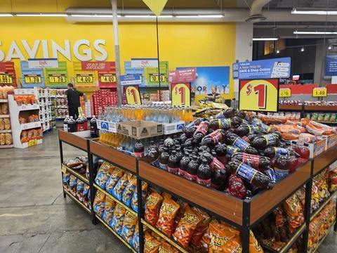 2 May 2026 Long Beach, California - Walking Inside of Grocery Retailer Store Stockfoto's