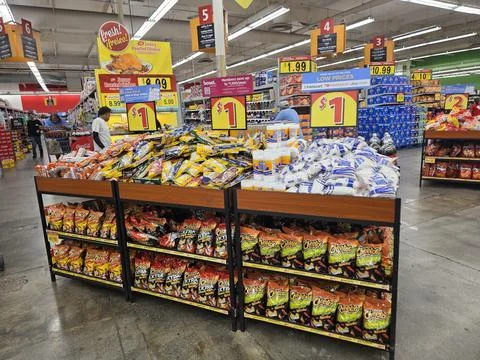 2 May 2026 Long Beach, California - Walking Inside of Grocery Retailer Store Fotos Stock