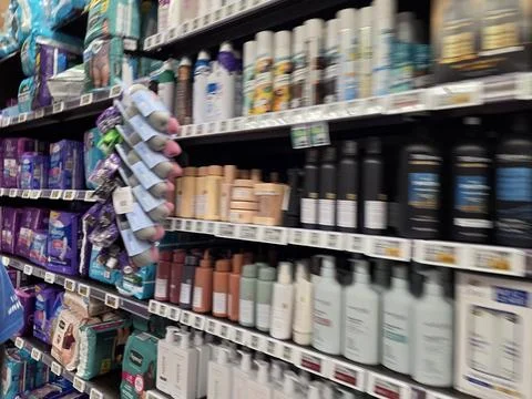 2 May 2026 Long Beach, California - Walking Inside of Grocery Retailer Store Fotos Stock