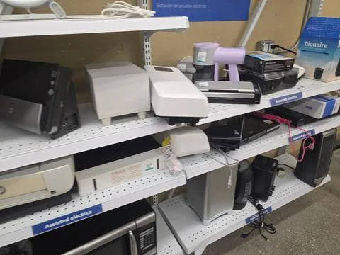 2 May 2026 Long Beach, California - Walking Inside of Grocery Retailer Store Fotos Stock