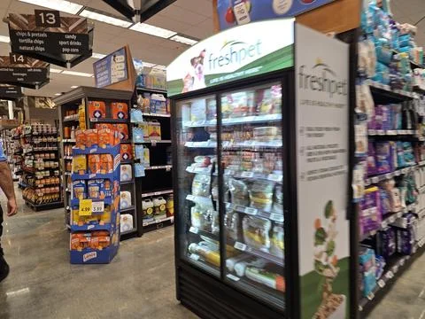 2 May 2026 Long Beach, California - Walking Inside of Grocery Retailer Store Fotos Stock