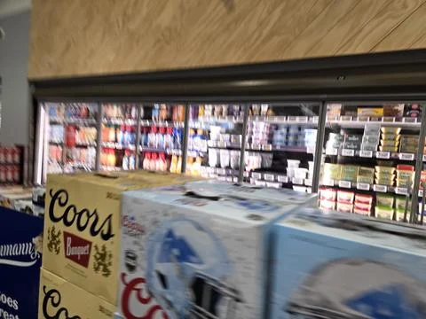 2 May 2026 Long Beach, California - Walking Inside of Grocery Retailer Store Stockfoto's