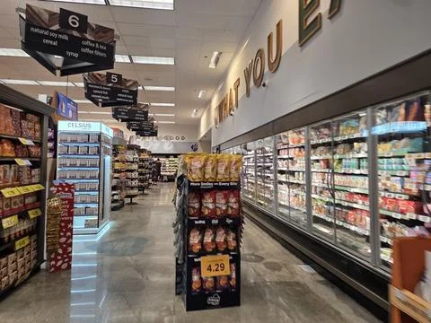 2 May 2026 Long Beach, California - Walking Inside of Grocery Retailer Store Fotos Stock