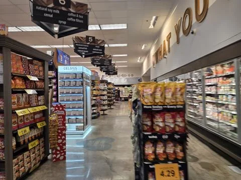 2 May 2026 Long Beach, California - Walking Inside of Grocery Retailer Store Fotos Stock