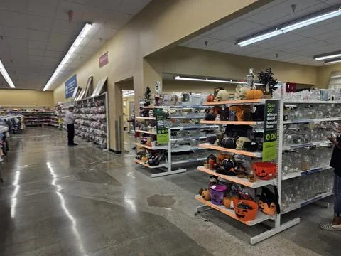 2 May 2026 Long Beach, California - Walking Inside of Grocery Retailer Store Fotos Stock