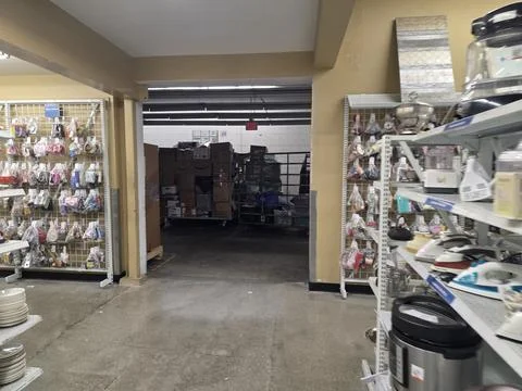 2 May 2026 Long Beach, California - Walking Inside of Grocery Retailer Store Fotos Stock