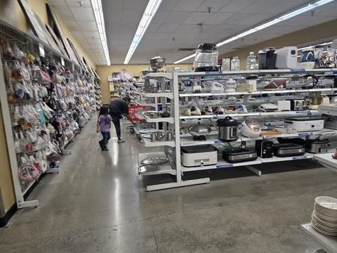 2 May 2026 Long Beach, California - Walking Inside of Grocery Retailer Store Stock-Fotos