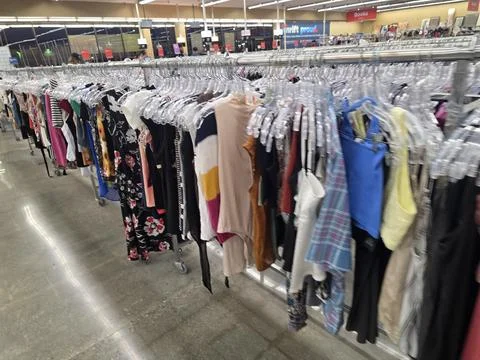 2 May 2026 Long Beach, California - Walking Inside of Grocery Retailer Store Fotos Stock