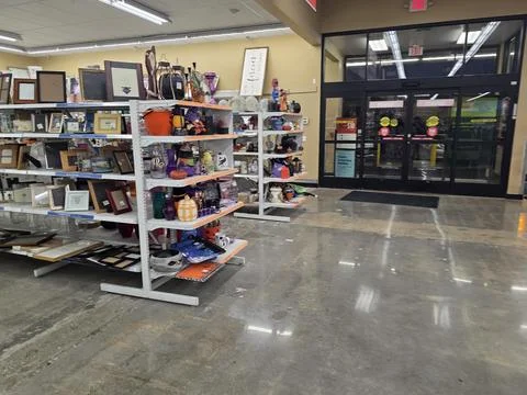 2 May 2026 Long Beach, California - Walking Inside of Grocery Retailer Store Fotos Stock