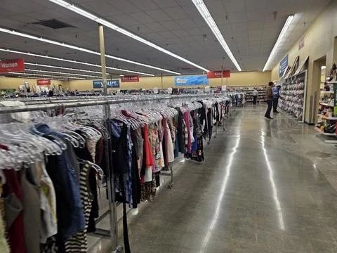 2 May 2026 Long Beach, California - Walking Inside of Grocery Retailer Store Fotos Stock