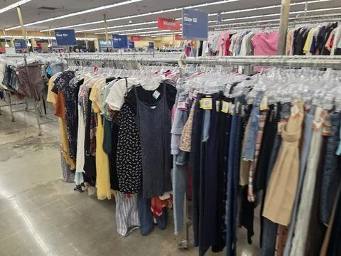 2 May 2026 Long Beach, California - Walking Inside of Grocery Retailer Store Foto stock