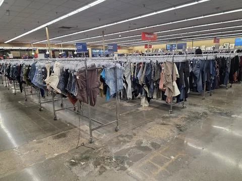 2 May 2026 Long Beach, California - Walking Inside of Grocery Retailer Store Fotos Stock