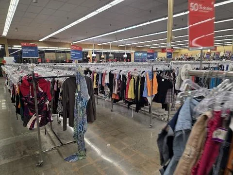 2 May 2026 Long Beach, California - Walking Inside of Grocery Retailer Store Fotos Stock