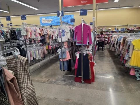 2 May 2026 Long Beach, California - Walking Inside of Grocery Retailer Store Stockfoto's