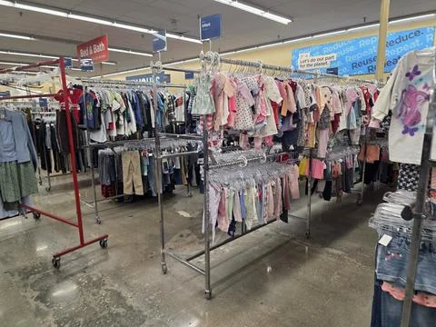 2 May 2026 Long Beach, California - Walking Inside of Grocery Retailer Store Fotos Stock