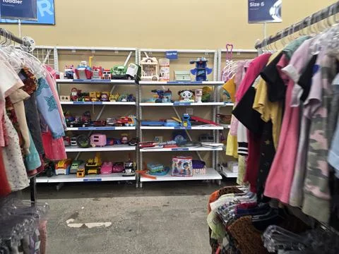 2 May 2026 Long Beach, California - Walking Inside of Grocery Retailer Store Fotos Stock