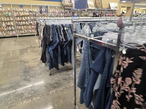 2 May 2026 Long Beach, California - Walking Inside of Grocery Retailer Store 스톡 사진