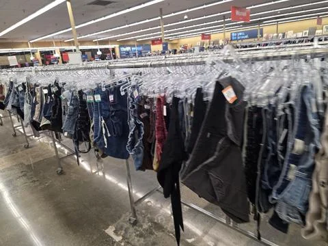 2 May 2026 Long Beach, California - Walking Inside of Grocery Retailer Store Stock-Fotos
