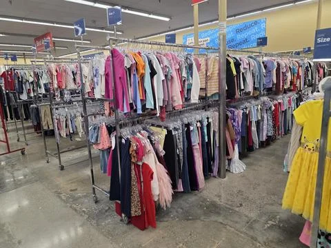 2 May 2026 Long Beach, California - Walking Inside of Grocery Retailer Store Fotos Stock