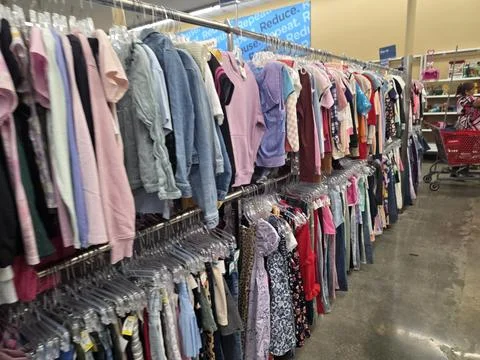 2 May 2026 Long Beach, California - Walking Inside of Grocery Retailer Store Fotos Stock