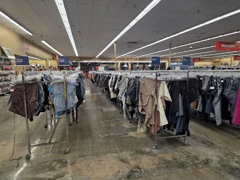 2 May 2026 Long Beach, California - Walking Inside of Grocery Retailer Store Fotos Stock