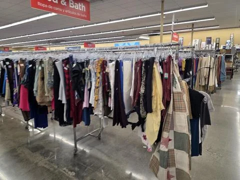2 May 2026 Long Beach, California - Walking Inside of Grocery Retailer Store Fotos Stock