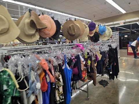 2 May 2026 Long Beach, California - Walking Inside of Grocery Retailer Store Stockfoto's