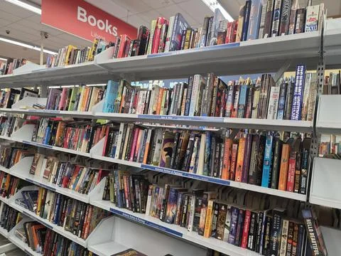 2 May 2026 Long Beach, California - Walking Inside of Grocery Retailer Store 库存照片