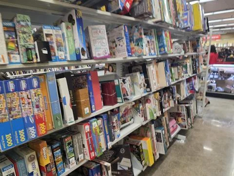 2 May 2026 Long Beach, California - Walking Inside of Grocery Retailer Store Stockfoto's
