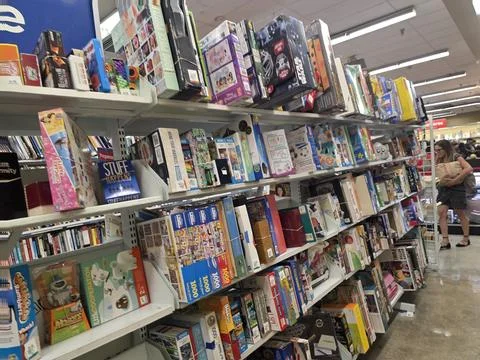 2 May 2026 Long Beach, California - Walking Inside of Grocery Retailer Store Fotos Stock