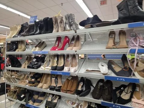 2 May 2026 Long Beach, California - Walking Inside of Grocery Retailer Store Fotos Stock