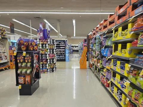 2 May 2026 Long Beach, California - Walking Inside of Grocery Retailer Store Fotos Stock