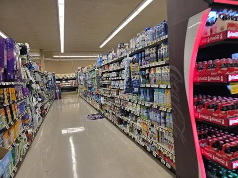 2 May 2026 Long Beach, California - Walking Inside of Grocery Retailer Store Fotos Stock