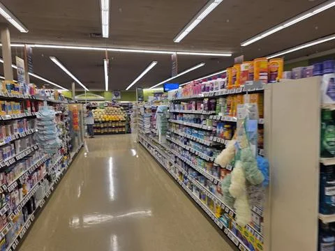 2 May 2026 Long Beach, California - Walking Inside of Grocery Retailer Store Fotos de archivo