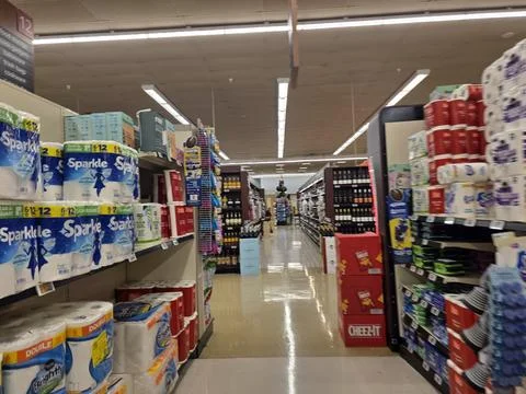 2 May 2026 Long Beach, California - Walking Inside of Grocery Retailer Store Fotos de archivo