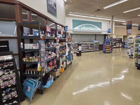 2 May 2026 Long Beach, California - Walking Inside of Grocery Retailer Store Fotos Stock