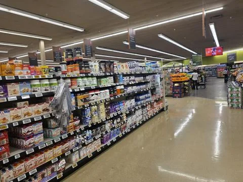 2 May 2026 Long Beach, California - Walking Inside of Grocery Retailer Store Fotos Stock