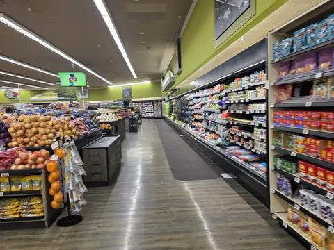 2 May 2026 Long Beach, California - Walking Inside of Grocery Retailer Store Stockfoto's
