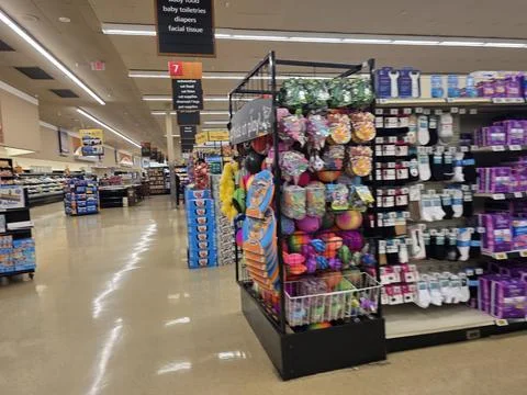 2 May 2026 Long Beach, California - Walking Inside of Grocery Retailer Store Fotos Stock