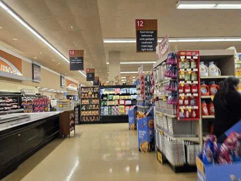 2 May 2026 Long Beach, California - Walking Inside of Grocery Retailer Store Fotos Stock