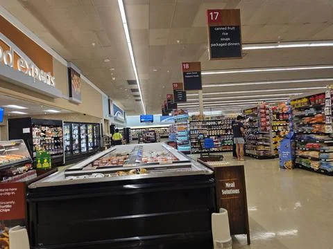 2 May 2026 Long Beach, California - Walking Inside of Grocery Retailer Store Fotos Stock