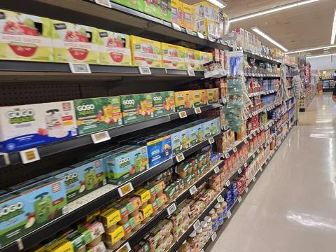 2 May 2026 Long Beach, California - Walking Inside of Grocery Retailer Store Fotos Stock