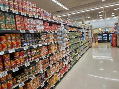2 May 2026 Long Beach, California - Walking Inside of Grocery Retailer Store Fotos de archivo
