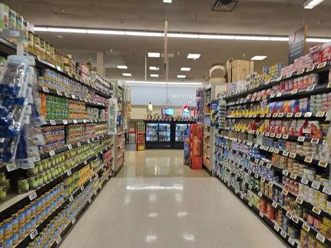2 May 2026 Long Beach, California - Walking Inside of Grocery Retailer Store Fotos de archivo
