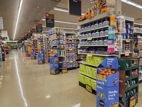 2 May 2026 Long Beach, California - Walking Inside of Grocery Retailer Store Fotos Stock