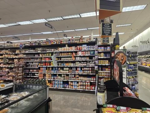 2 May 2026 Long Beach, California - Walking Inside of Grocery Retailer Store Fotos Stock