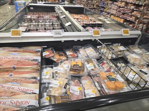 2 May 2026 Long Beach, California - Walking Inside of Grocery Retailer Store Fotos de archivo