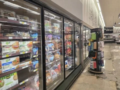 2 May 2026 Long Beach, California - Walking Inside of Grocery Retailer Store Fotos Stock