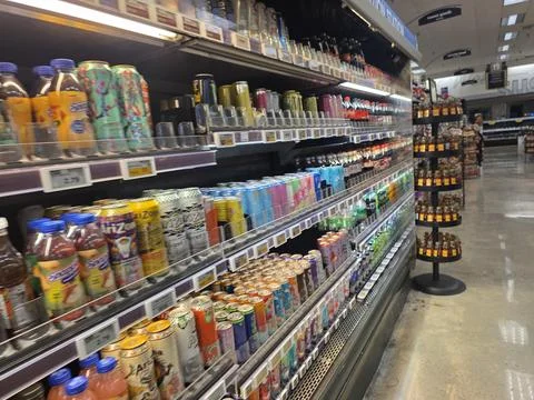 2 May 2026 Long Beach, California - Walking Inside of Grocery Retailer Store Fotos Stock