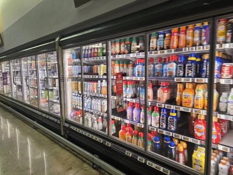 2 May 2026 Long Beach, California - Walking Inside of Grocery Retailer Store Stock-Fotos